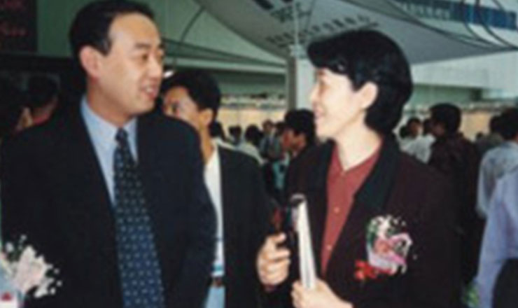 建設部住宅與房地產業(yè)司司長謝家瑾與王波董事長親切交談